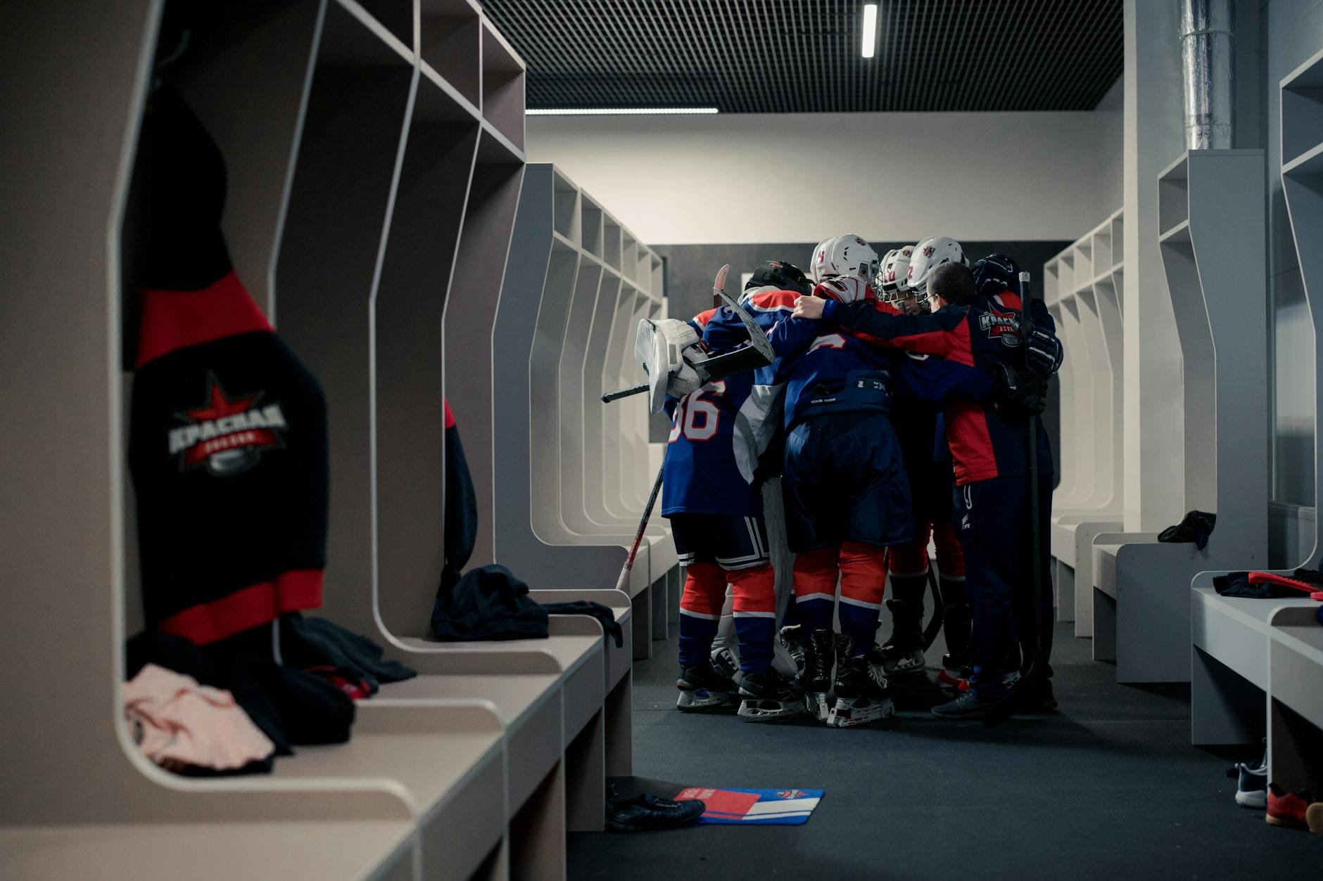 Drużyna hokejowa zbiera się w szatni, motywując się przed meczem