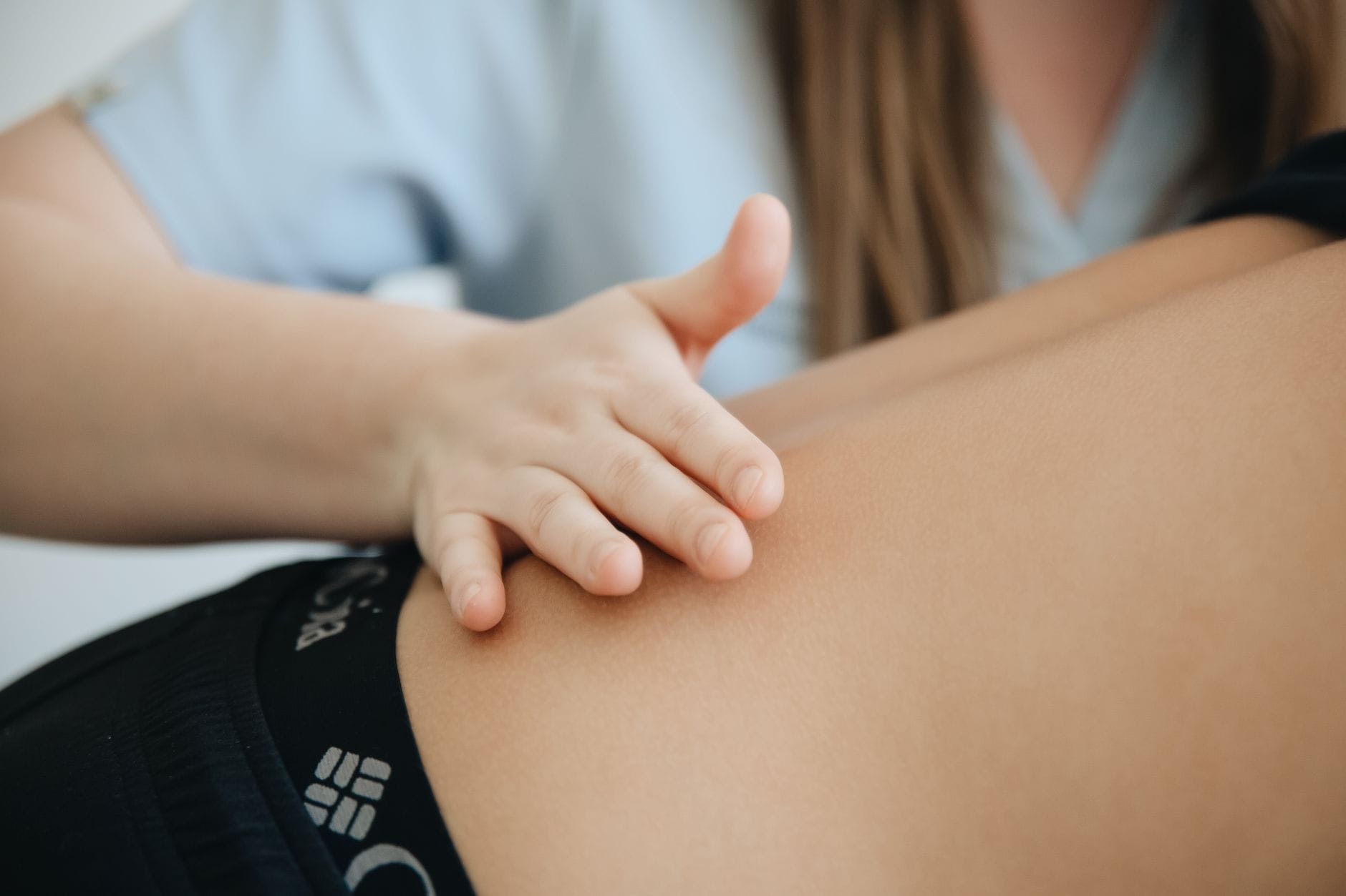 Fizjoterapeuta wykonuje manualną terapię pleców pacjenta na kozetce