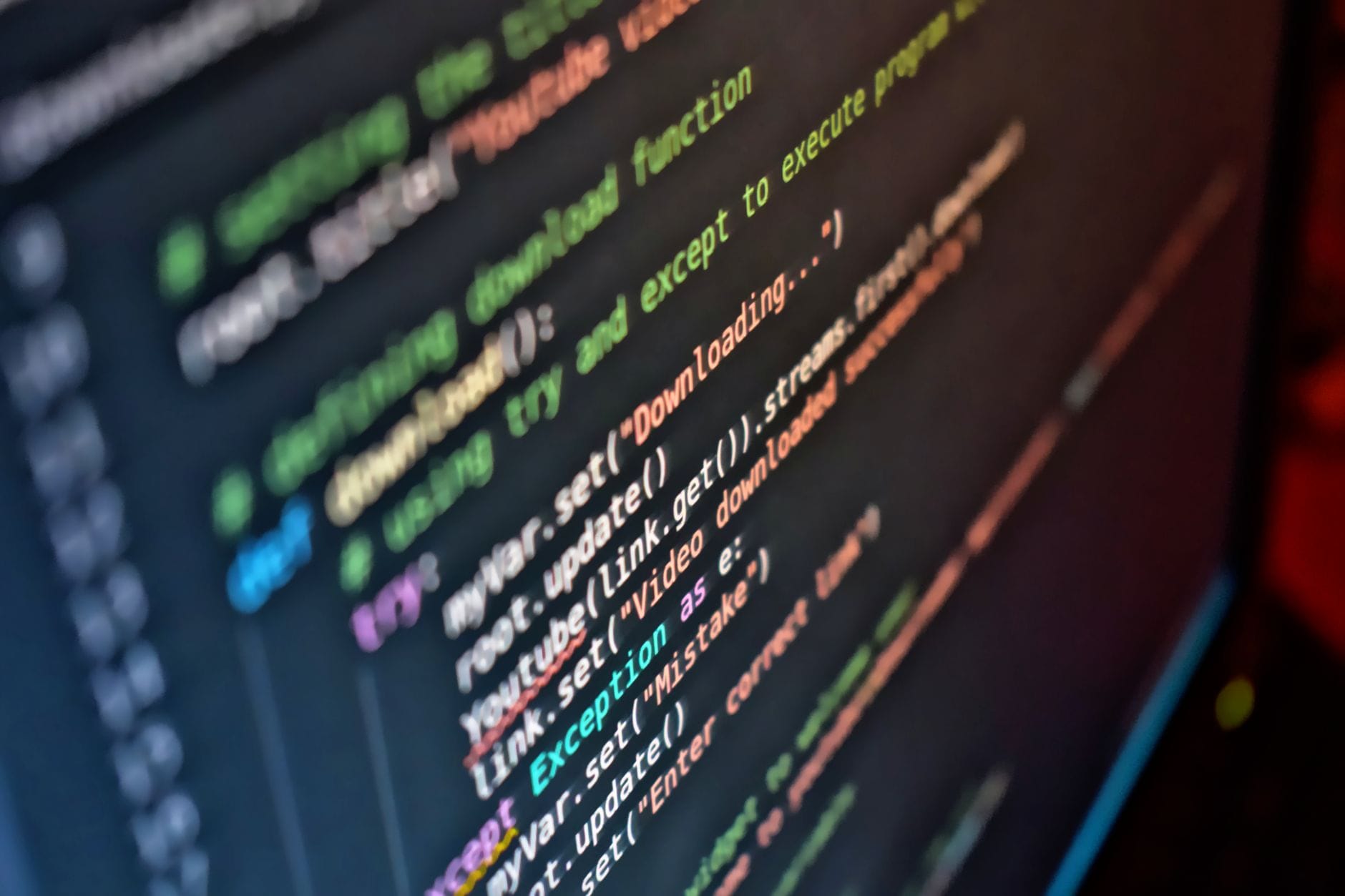 Kolorowy fragment kodu na ekranie komputera podczas nauki programowania