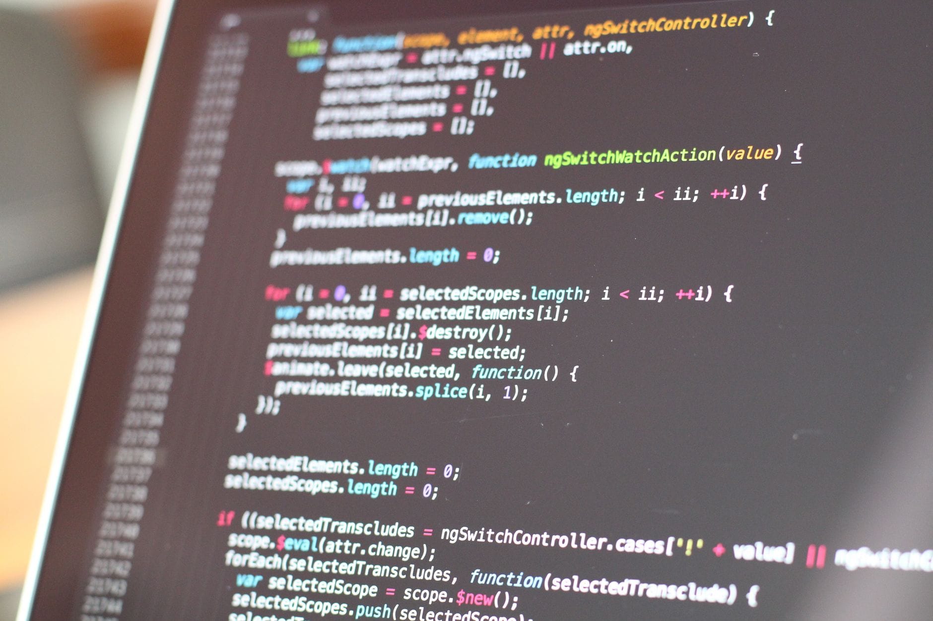Kolorowy kod na ekranie laptopa ilustrujący naukę programowania