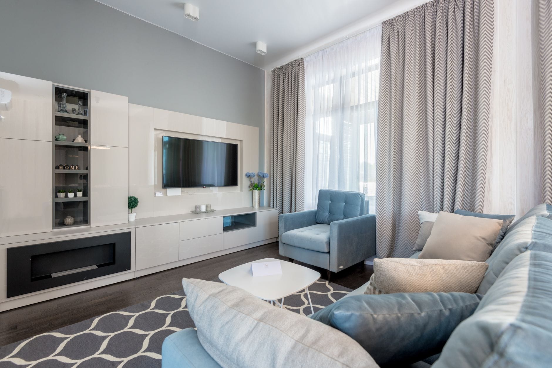 Nowoczesny salon z jasnym dywanem i eleganckimi meblami