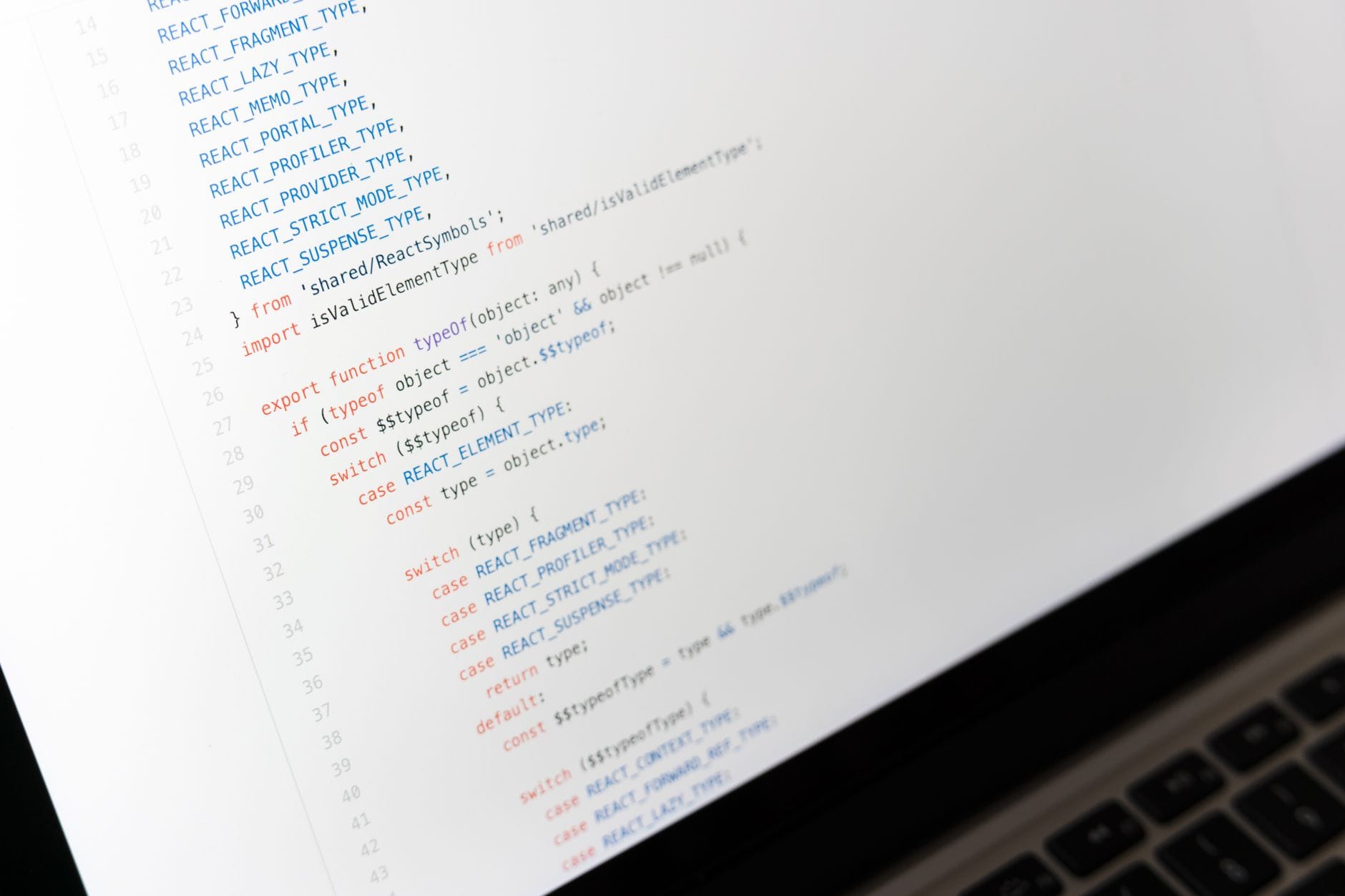 Zbliżenie kodu JavaScript na ekranie laptopa podczas programowania